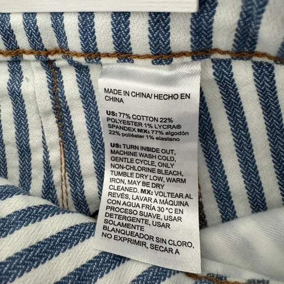Chicos 2 Denim Mercado Trouser Shorts Women's Sz 12 Blue White Stripe 6.5 Inseam - Picture 7 of 10
